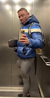 Hississä hassuttelua ennen töitä 😁