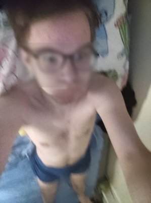 Tässä kuva laseilla jossa makoilen sängyllä omassa huoneessani :)
