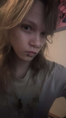 Oon koukussa söpöihin tyttöihin jotka laittaa mulle aina viestiä ku laitan kuvan tänne.