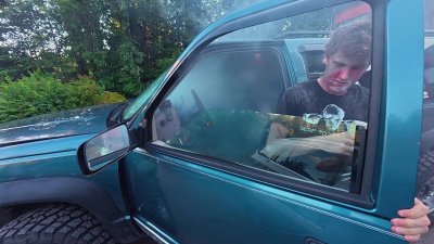 Jasu palauttaa auton