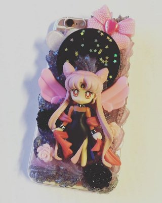 My new phone-case is so pretty! 😍 This phone-case is made by YYKawaii on Etsy! #blacklady #wickedlady #sailormoon #decoden #anime #phonecase #amazing #pinkandblack #kawaii #cute #glitter #bishoujo