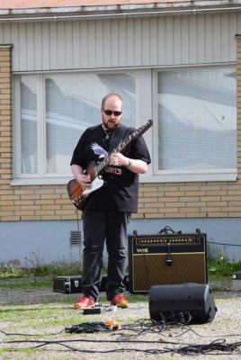Kesä ja kitaransoittaminen =)