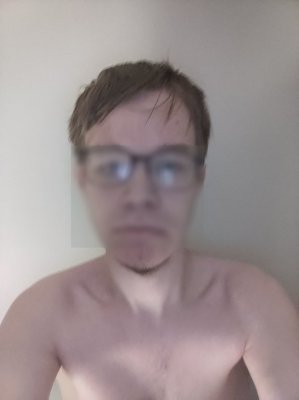 Siin meitsi seisoo paidattomana laseilla ja niin että nännit ja napa ei näy ja vatsa ja rinta lihakset eivät näy 