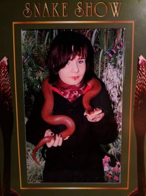 En oo taas tänne jaksanu laittaa mitään mut nyt laitan. kuva otettu Tropical zoo-snake show tänään. Sain tälläsen söpön kaverin kaulaan. #käärme