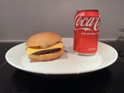 Kuka sanoo ettei juustohampurilaisessa voi olla tuplasti juustoa?