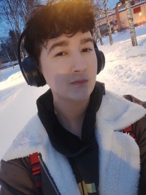  Nykyään blondit, mutta en löytänyt hyvää kuvaa nykyisillä hiuksilla 