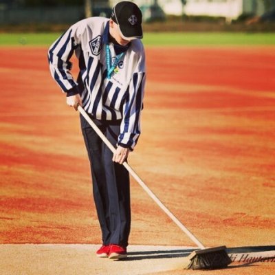 Työssä #fyysinen #pesäpallo #tuomari #referee #tackla #dumari #superpesis #pesis #seepra #puusilmä #finnishbaseball #lakaisija #siivoja #harjaus #raitapaita  Kuva: Erkki Hautaviita