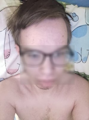 Täs kuvas meitsi  makoilee laseilla/lasit päässä paidattomana niin että rintakehästä alaspäin ei näy niin että nännit ja napa on piilotettu/muut vatsalihakset ja rintalihakset ovat piilotettu 