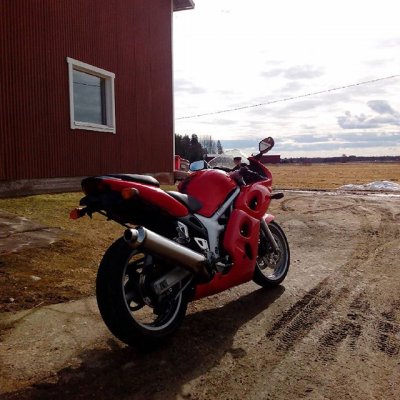 Ekat pikku ajot käyty kokeileen!:) (suljetulla alueella) parin viikon päästä kilpiin. #suzuki #sv650s #spring #kestilä #summeriscoming