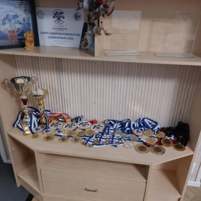 nyt on yhteensä 6 suomenmestaruus kisat takana niistä olen saanut 14 kultaa ja 5 hopeaa 2 pronssia. ja yhdet EM-kisat niistä tuli 2 kultaa 1 hopea 1 pronssi. lukematon määrä suomenennätyksiä ja muutamia maailmanennätyksiä.