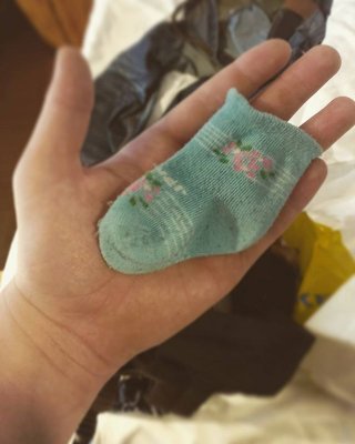 Mietiskelin tässä että miten kenellekään voi olla näin pikkunen jalka vaa meän onnillapa on! 😍🤗❤️ #pienetsorkat#baby2017